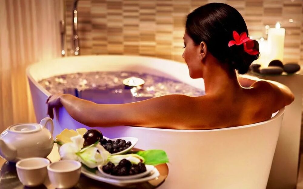 Bathing with salt and seasoning